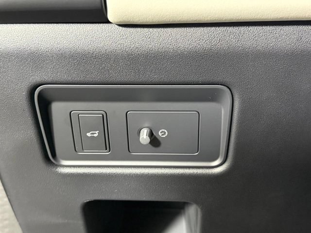 Certified 2025 Land Rover Discovery S AWD/4WD image 32
