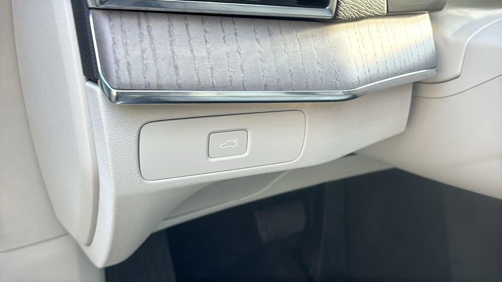 Used 2025 Volvo XC90 B6 Plus AWD/4WD image 13