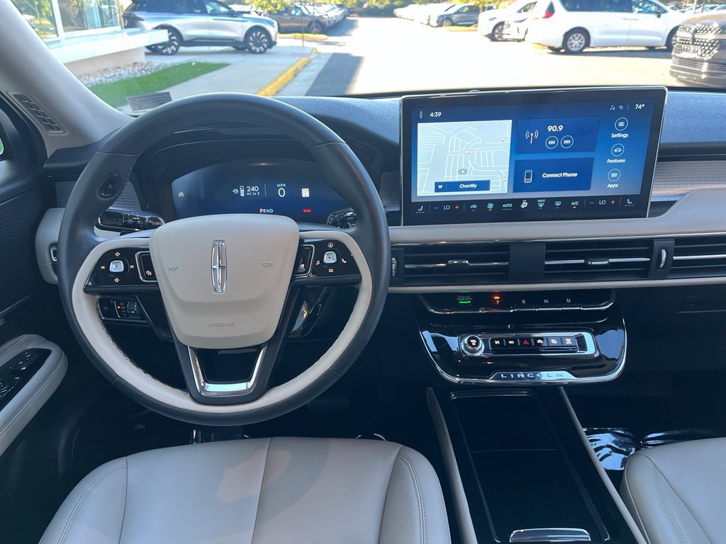 Used 2025 Lincoln Corsair AWD image 18