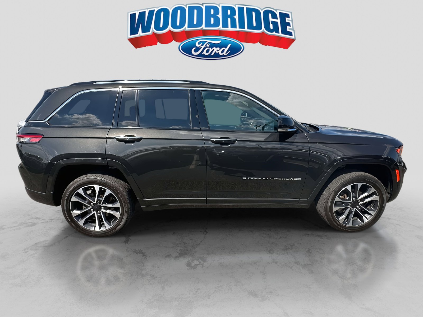 Used 2023 Jeep Grand Cherokee Overland w/ Luxury Tech Group IV image 3