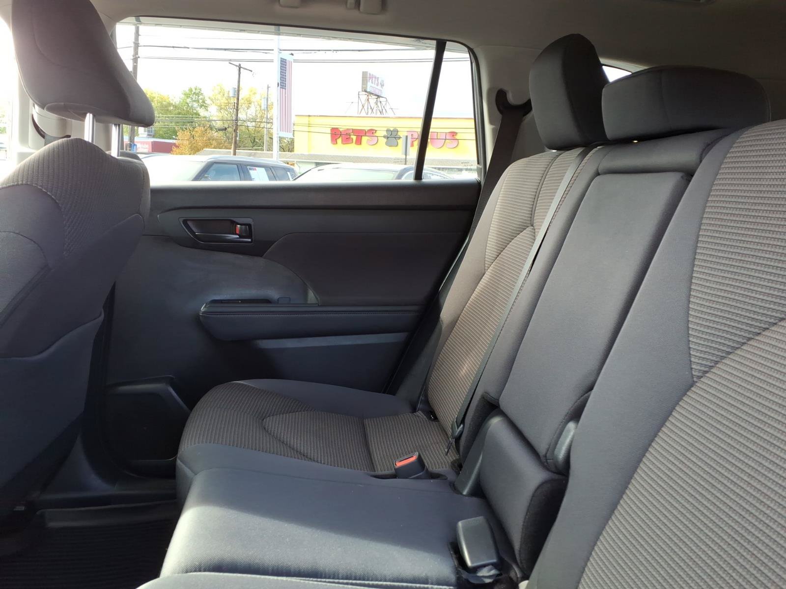 Used 2024 Toyota Highlander LE AWD/4WD image 23