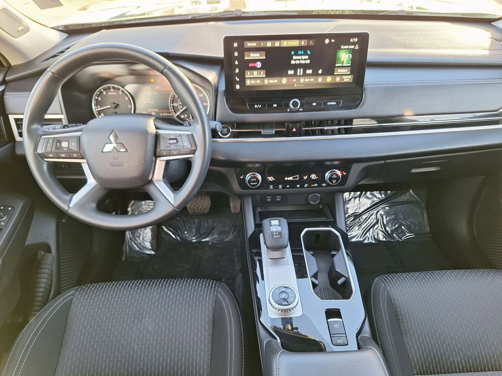 Used 2025 Mitsubishi Outlander ES image 14