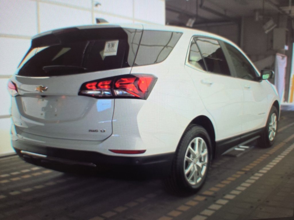 Used 2022 Chevrolet Equinox LT w/ Driver Convenience Package AWD/4WD image 3