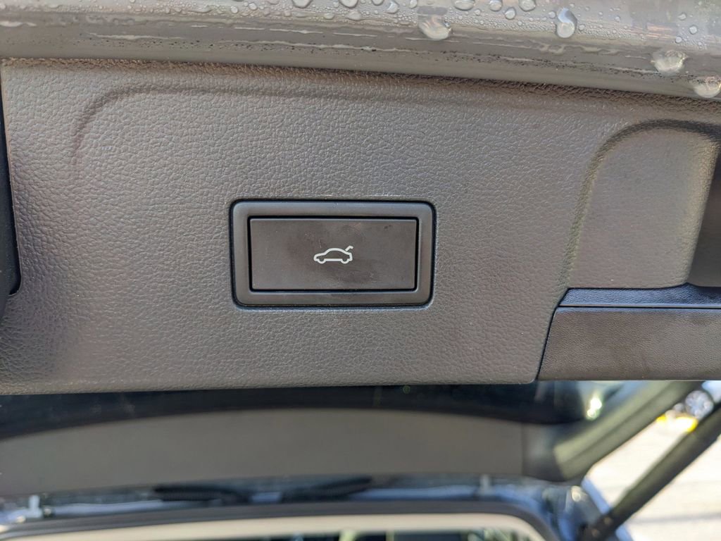 Certified 2025 Volkswagen Atlas Peak Edition SE AWD/4WD image 11