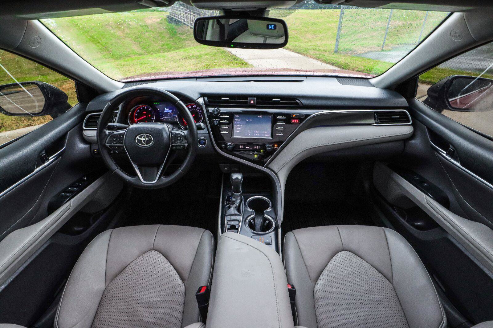Used 2018 Toyota Camry XSE FWD image 2