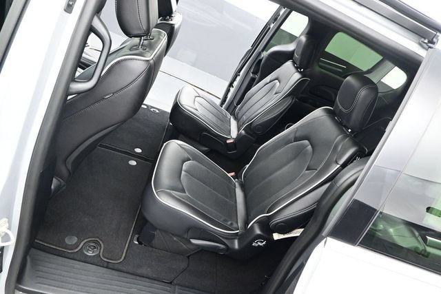 Used 2026 Chrysler Pacifica Limited FWD image 13