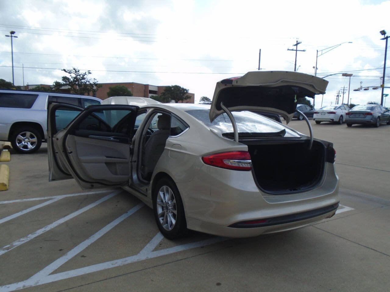 Used 2017 Ford Fusion SE FWD image 24
