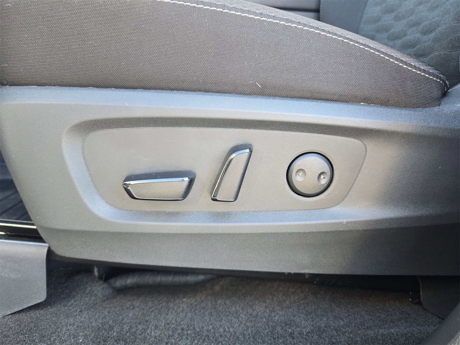 Used 2025 Nissan Pathfinder SV image 16