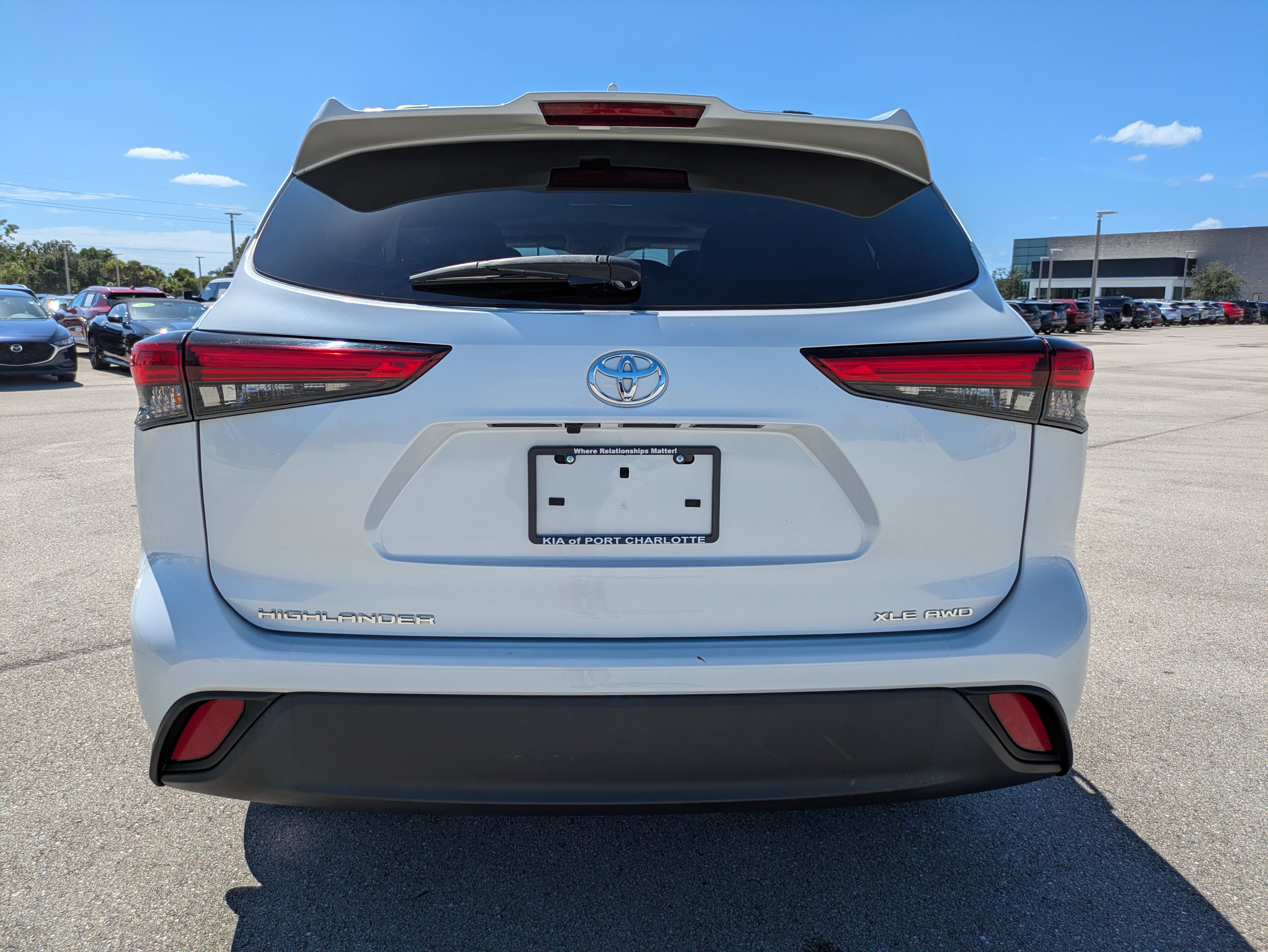 Used 2023 Toyota Highlander XLE AWD/4WD image 5