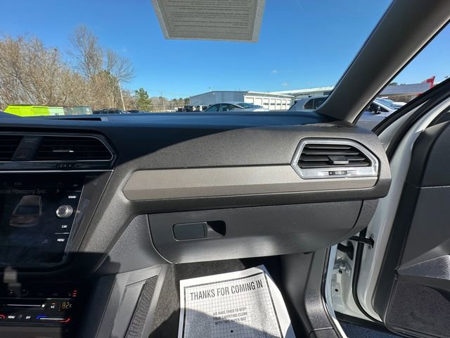 Used 2023 Volkswagen Tiguan SE w/ Panoramic Sunroof Package image 16