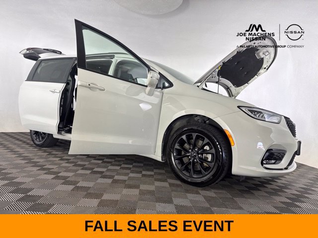 Used 2021 Chrysler Pacifica Limited w/ Uconnect Theater Family Group AWD/4WD image 25