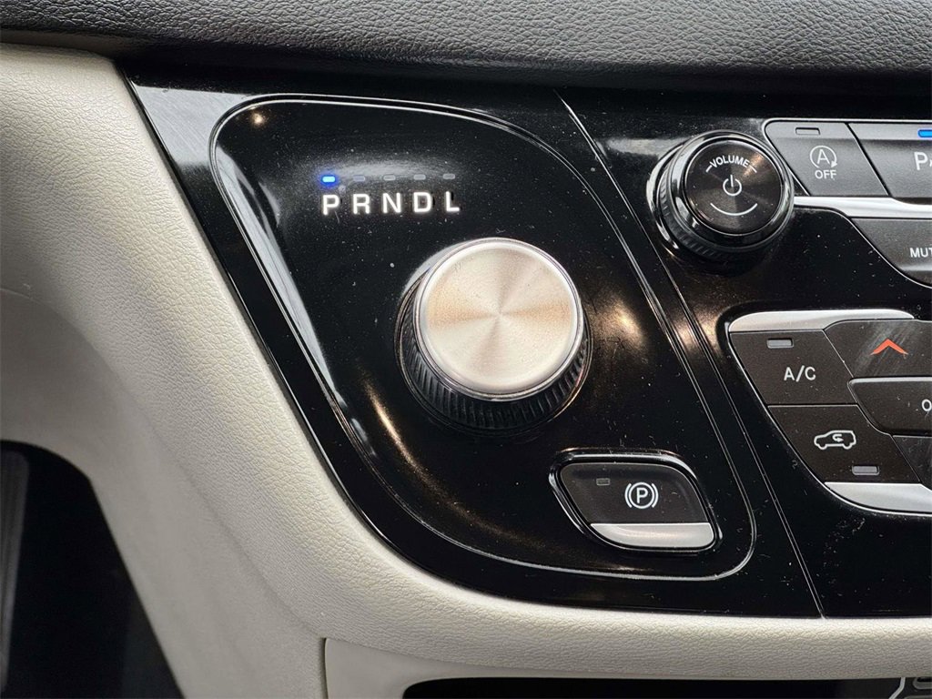 Used 2024 Chrysler Pacifica Touring-L image 8