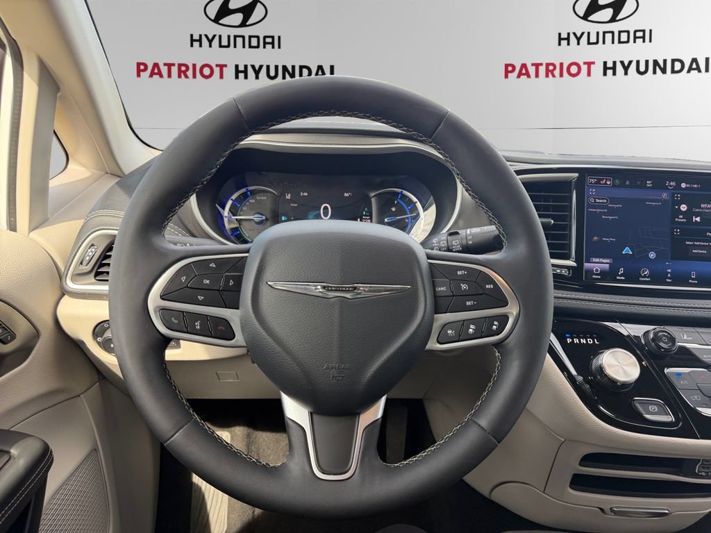 Used 2024 Chrysler Pacifica Limited FWD image 12