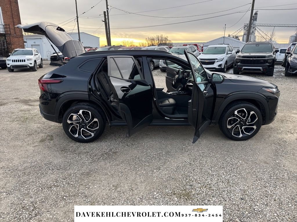 Used 2025 Chevrolet Trax RS w/ Sunroof Package image 32