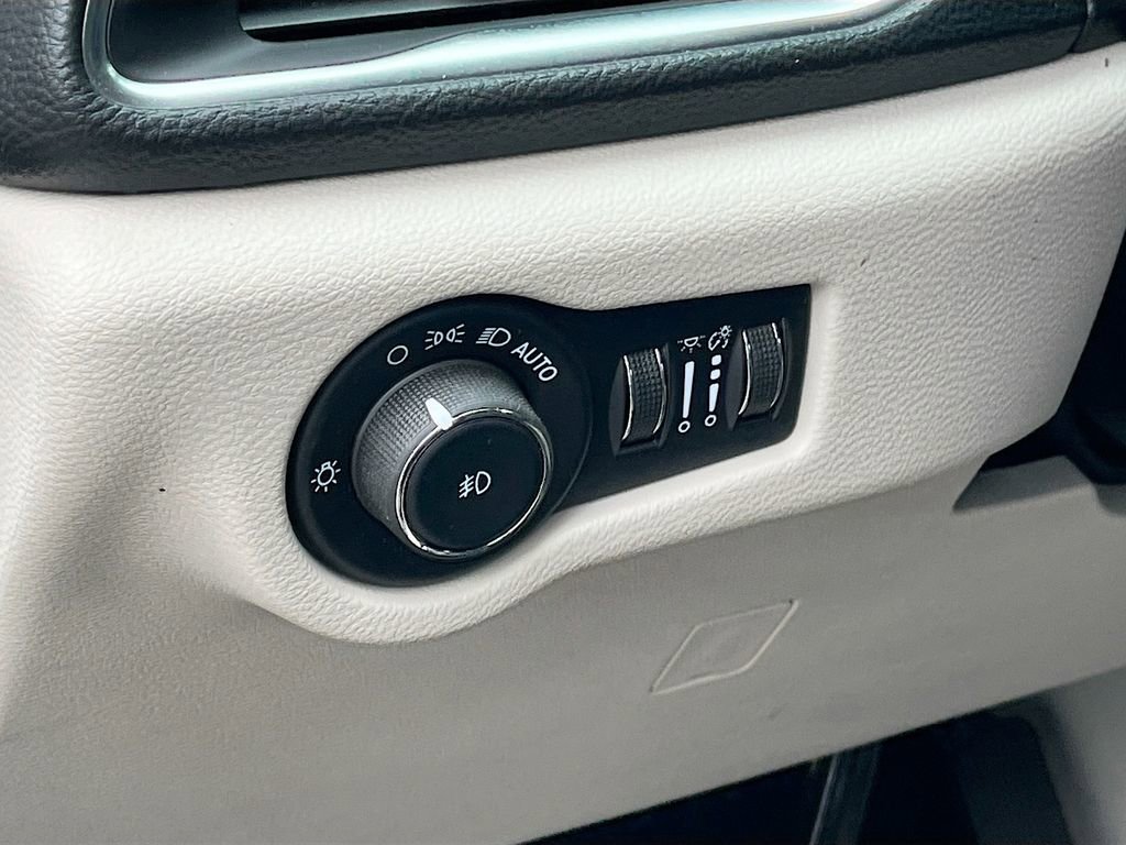 Certified 2024 Chrysler Pacifica Limited image 10