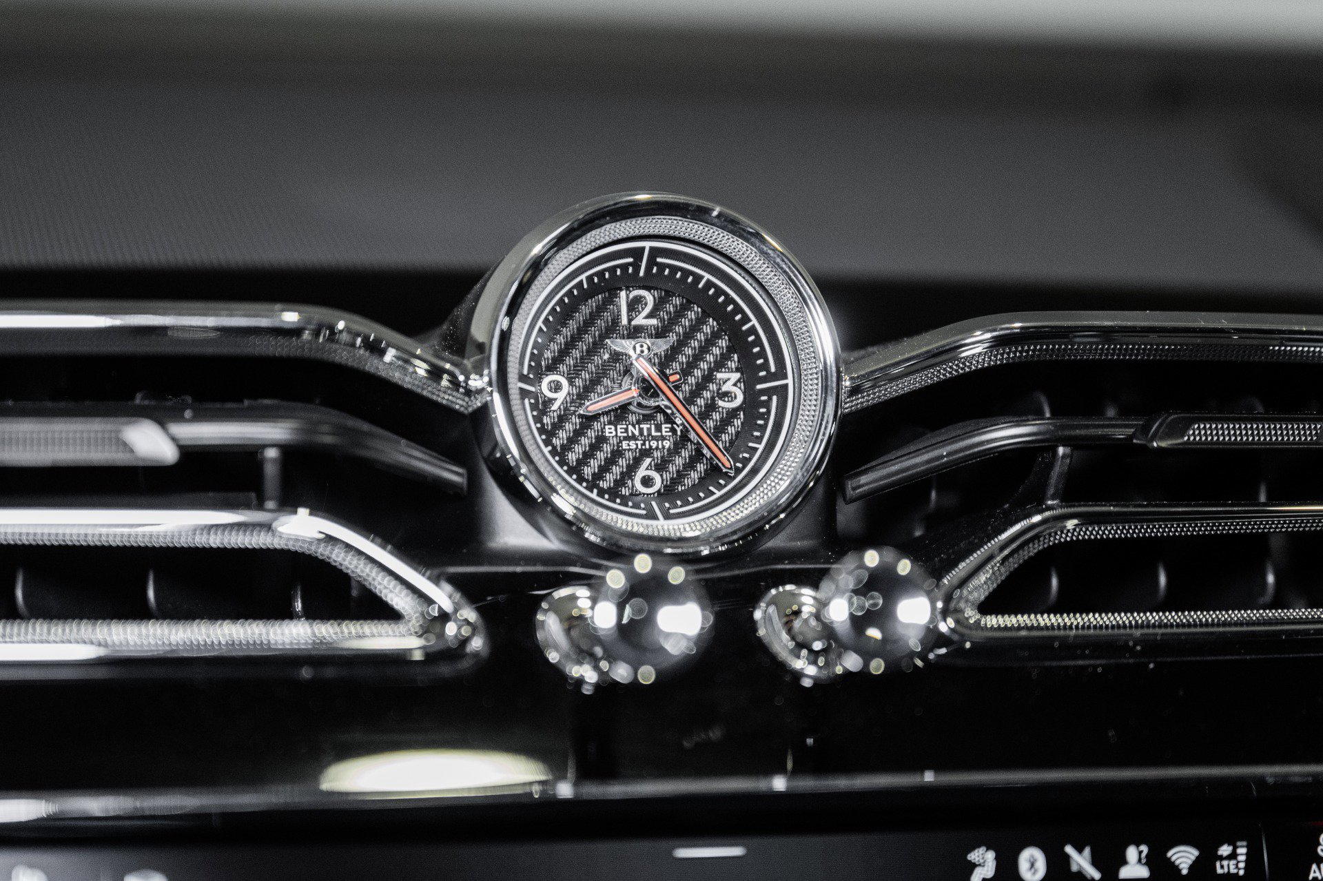 New 2025 Bentley Bentayga image 36