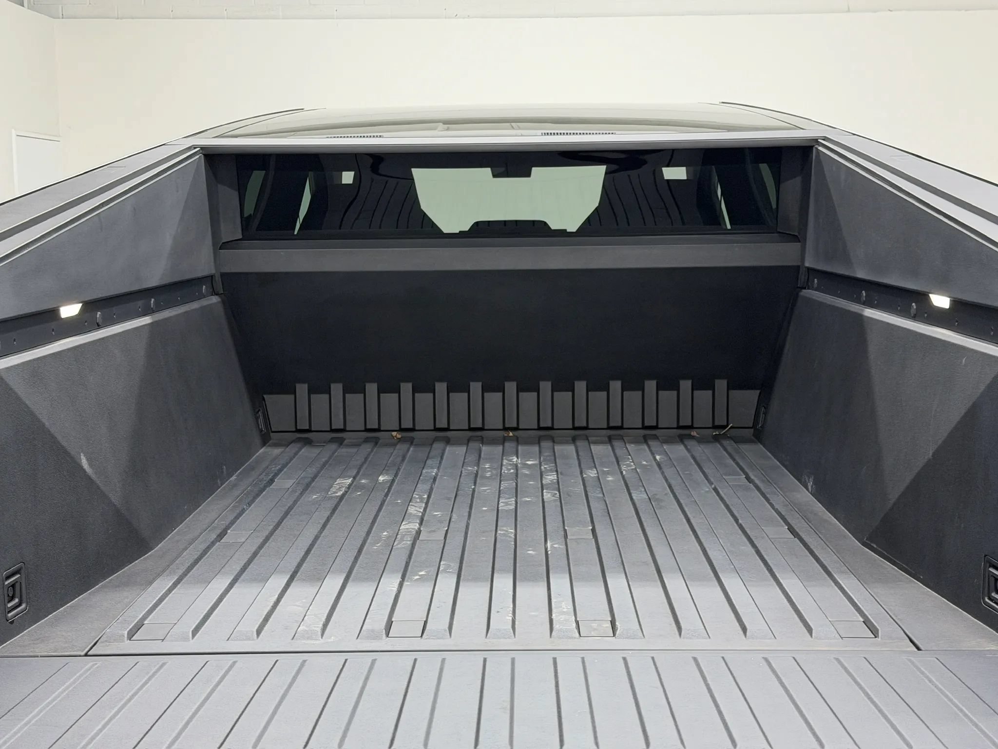 Used 2025 Tesla Cybertruck 2WD Crew Cab image 83