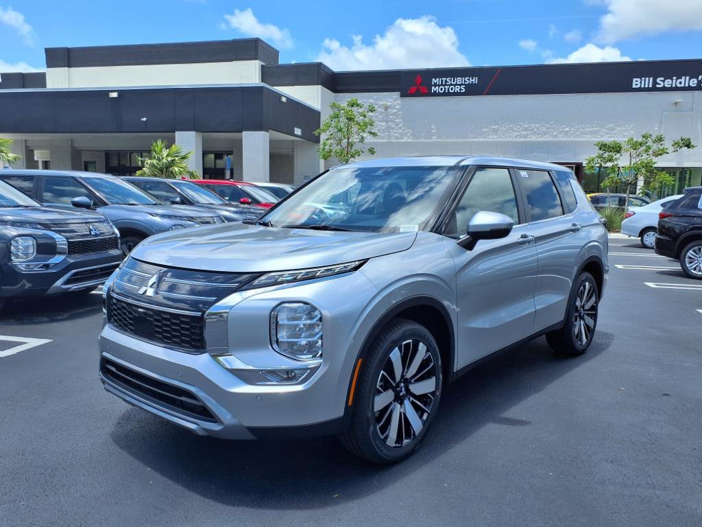 New 2025 Mitsubishi Outlander SE image 1