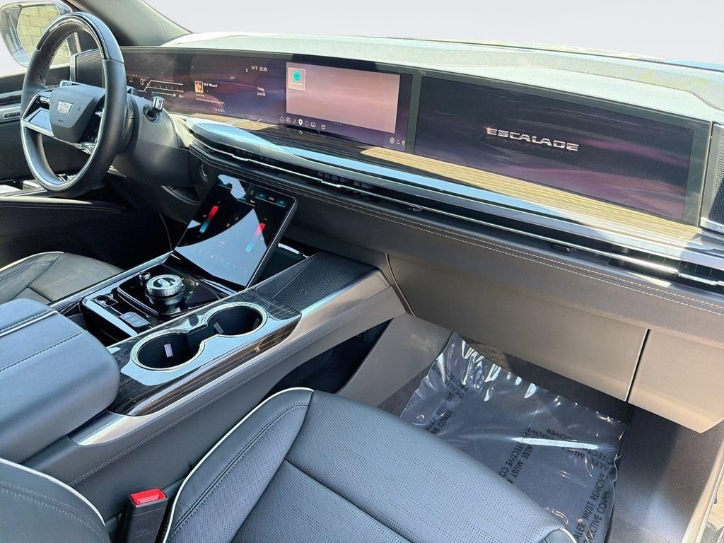 Certified 2026 Cadillac Escalade ESV Luxury RWD image 33