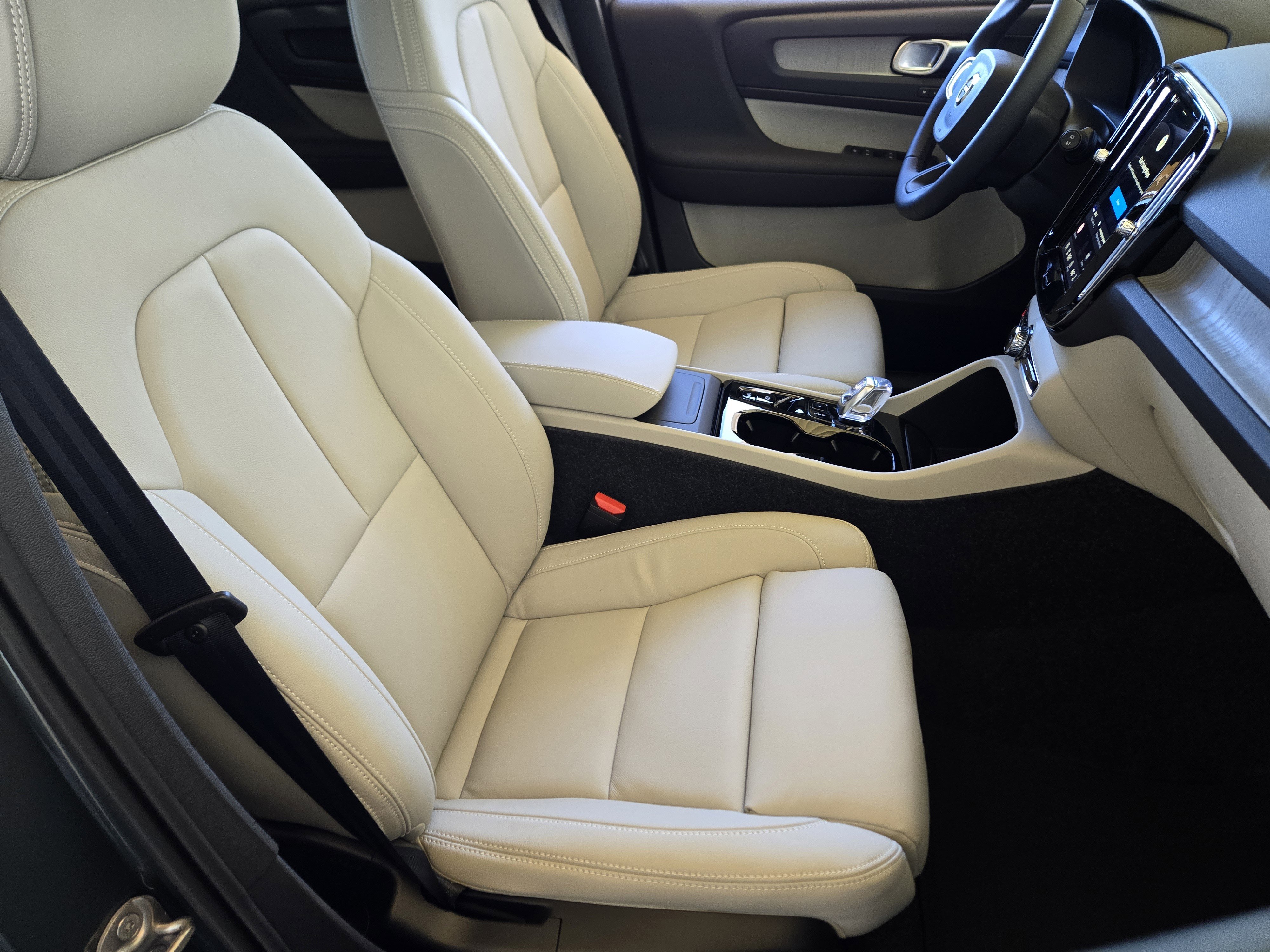 New 2026 Volvo XC40 B5 Ultra w/ Protection Package Premier image 17