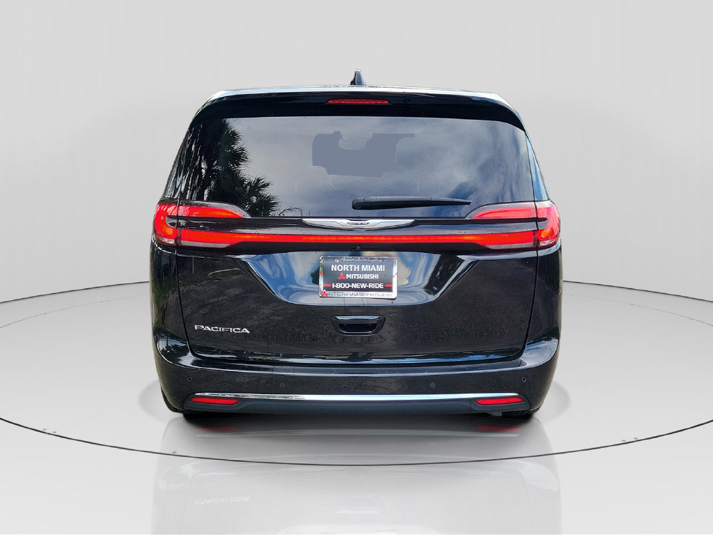 Used 2024 Chrysler Pacifica Touring-L FWD image 6
