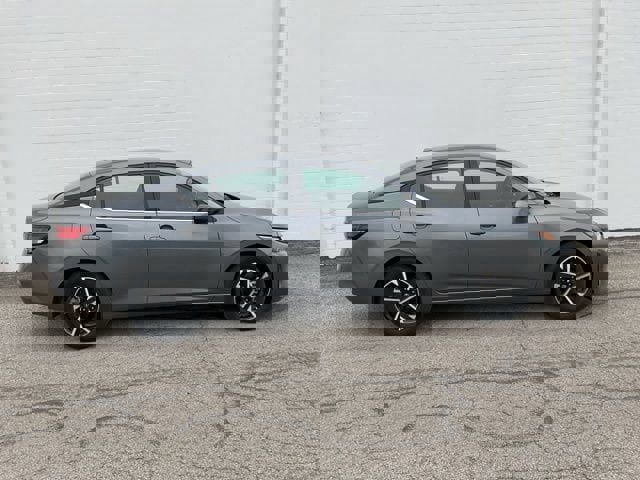 Used 2025 Nissan Sentra SV image 3