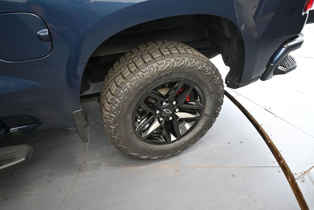 Used 2022 Chevrolet Silverado 1500 Custom w/ LPO, Dark Essentials Package AWD/4WD image 17