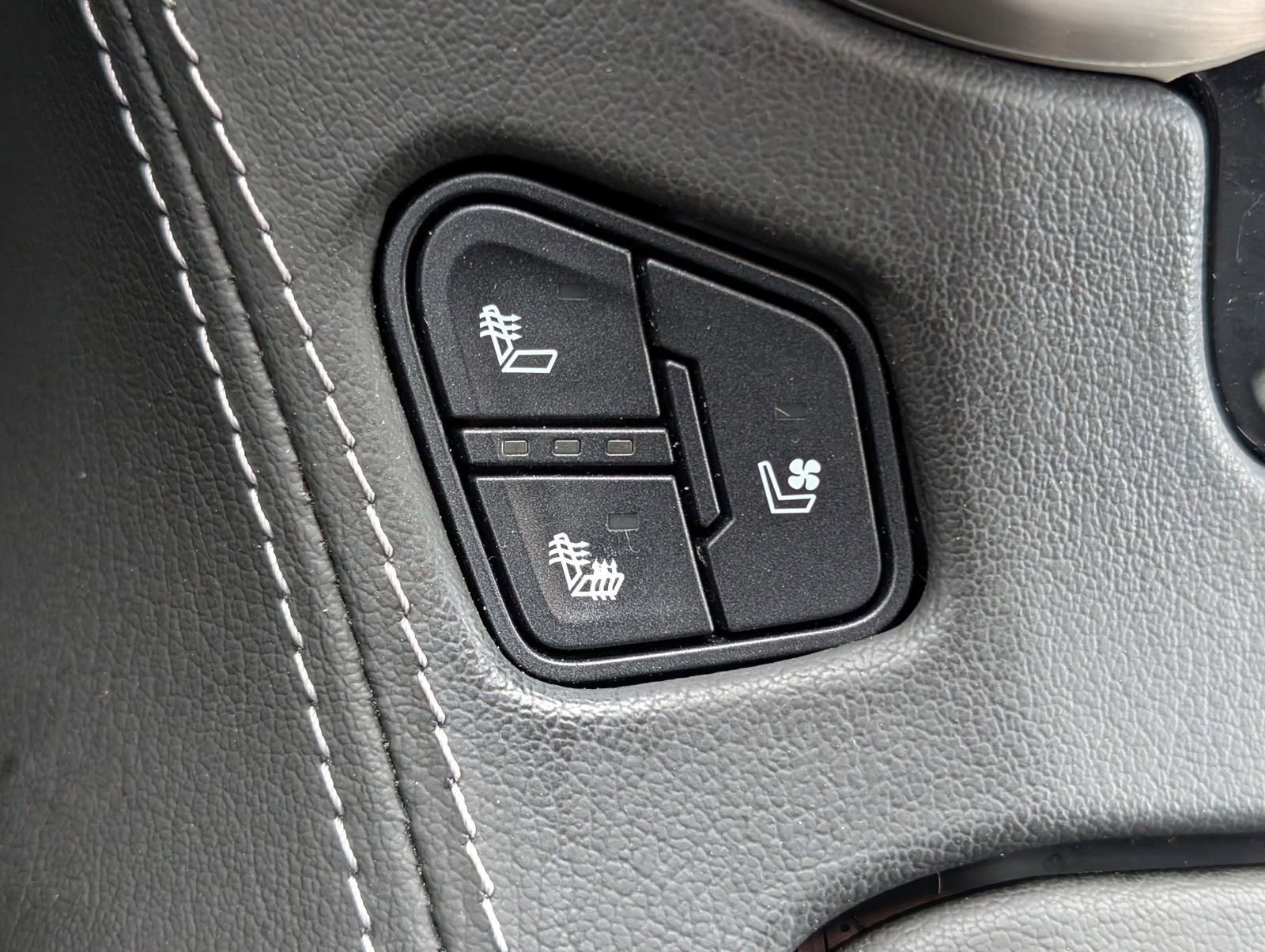 Used 2020 GMC Yukon XL Denali image 31