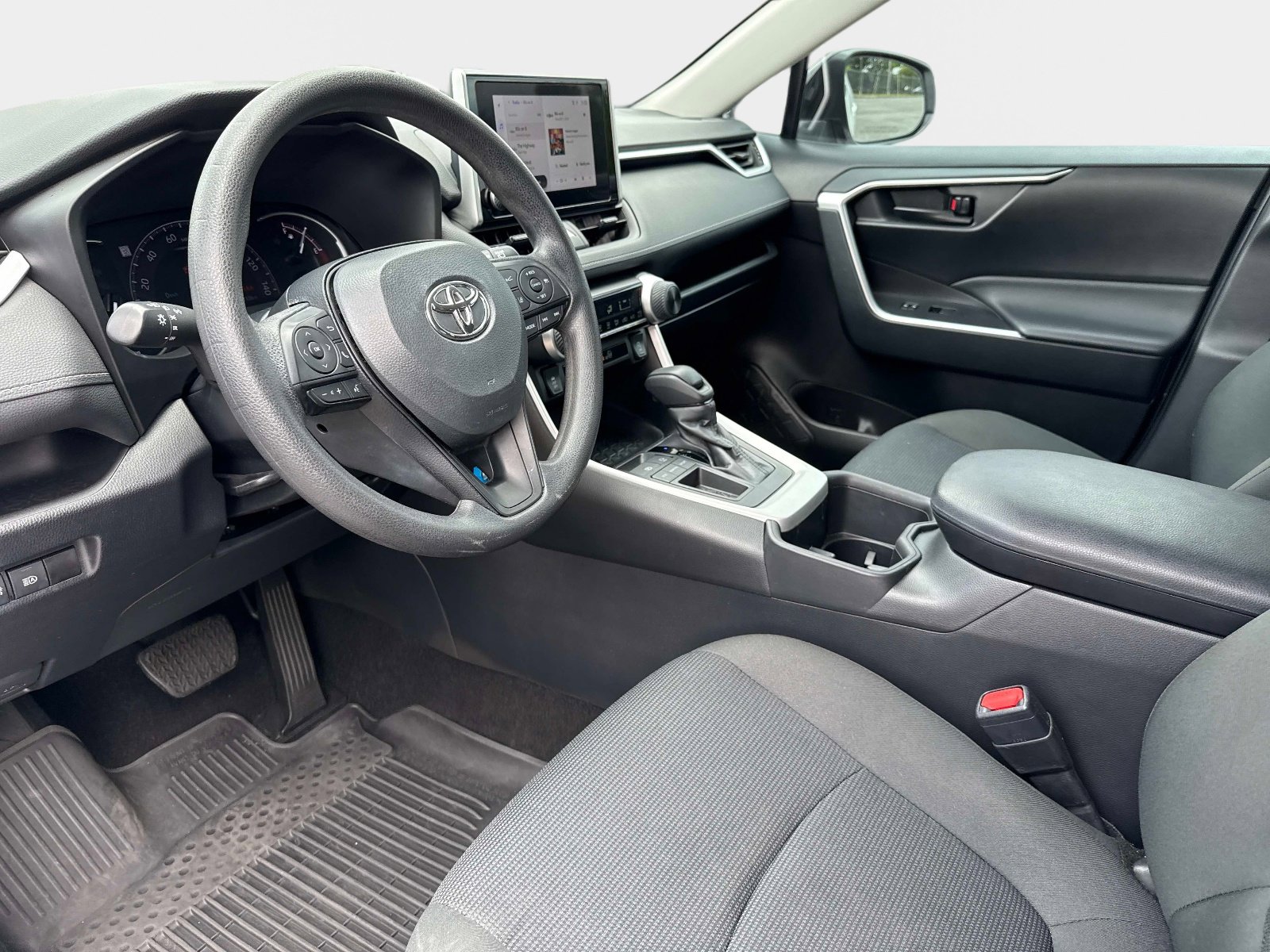 Used 2024 Toyota RAV4 LE FWD image 33