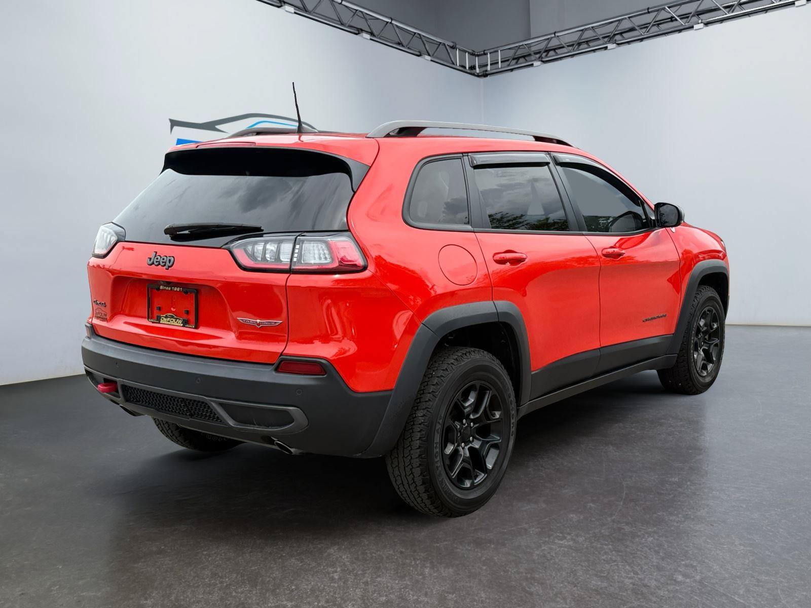 Used 2021 Jeep Cherokee Trailhawk w/ Comfort & Convenience Group AWD/4WD image 3