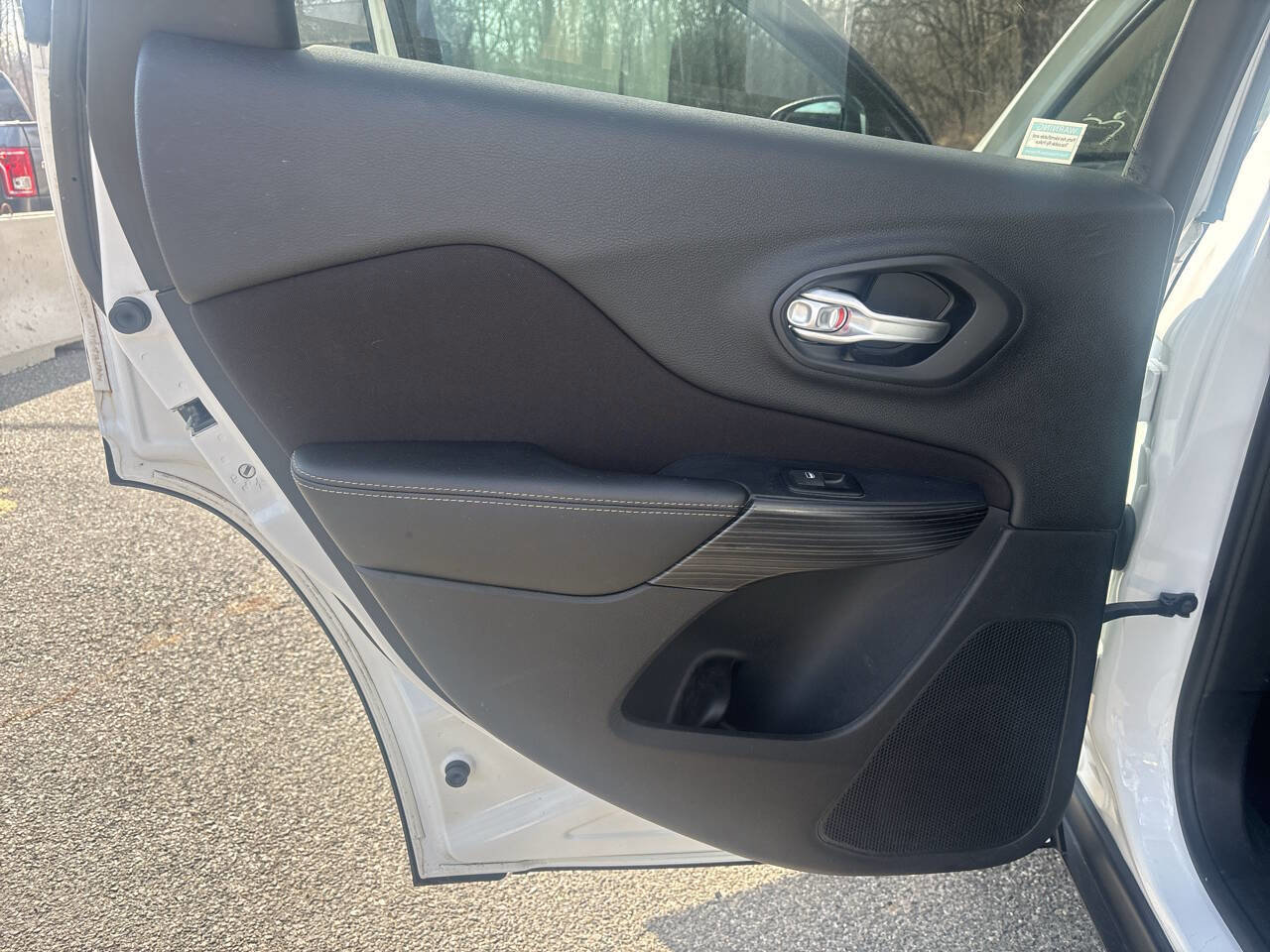 Used 2016 Jeep Cherokee Latitude w/ Cold Weather Group image 19