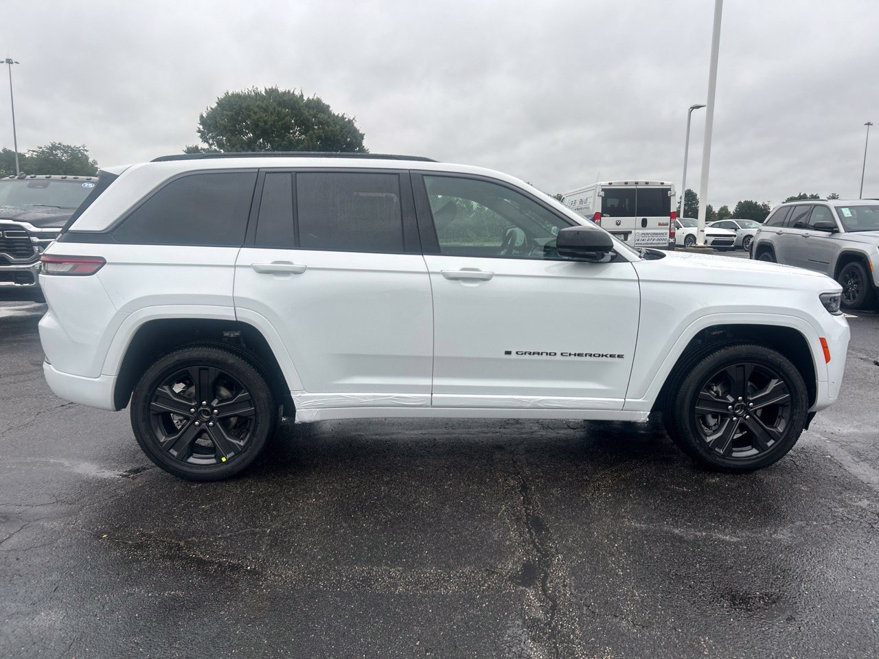 New 2027 Jeep Grand Cherokee Limited AWD/4WD image 2