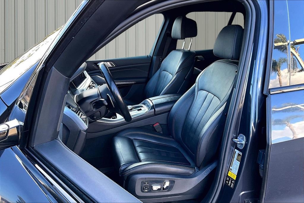 Used 2020 BMW X5 M50i w/ Premium Package image 15