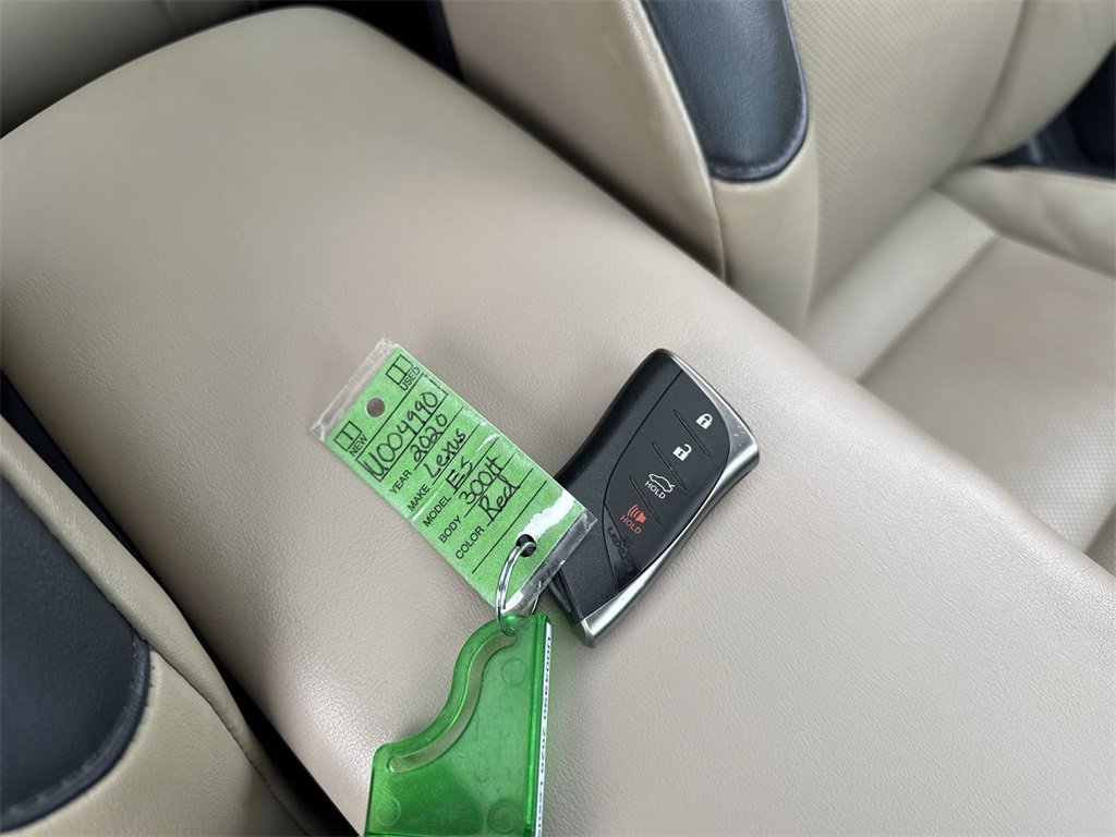 Used 2020 Lexus ES 300h w/ Premium Package image 33
