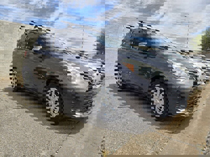 Used 2016 Toyota Yaris L image 2