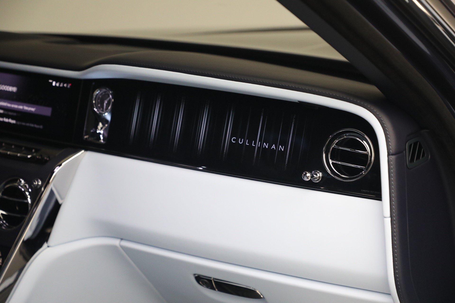 Certified 2025 Rolls-Royce Cullinan AWD/4WD image 30
