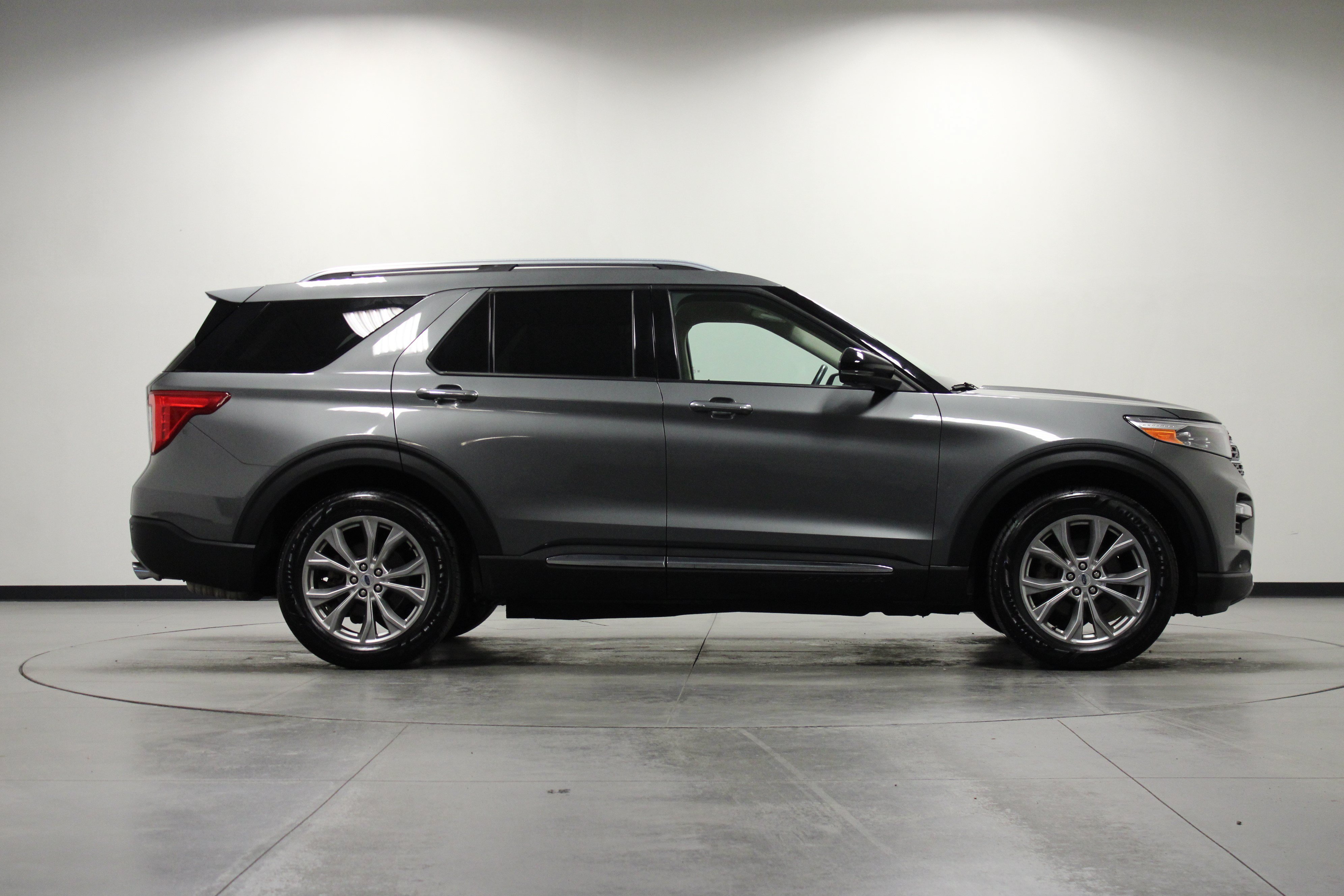 Used 2023 Ford Explorer Limited w/ Equipment Group 301A RWD image 3