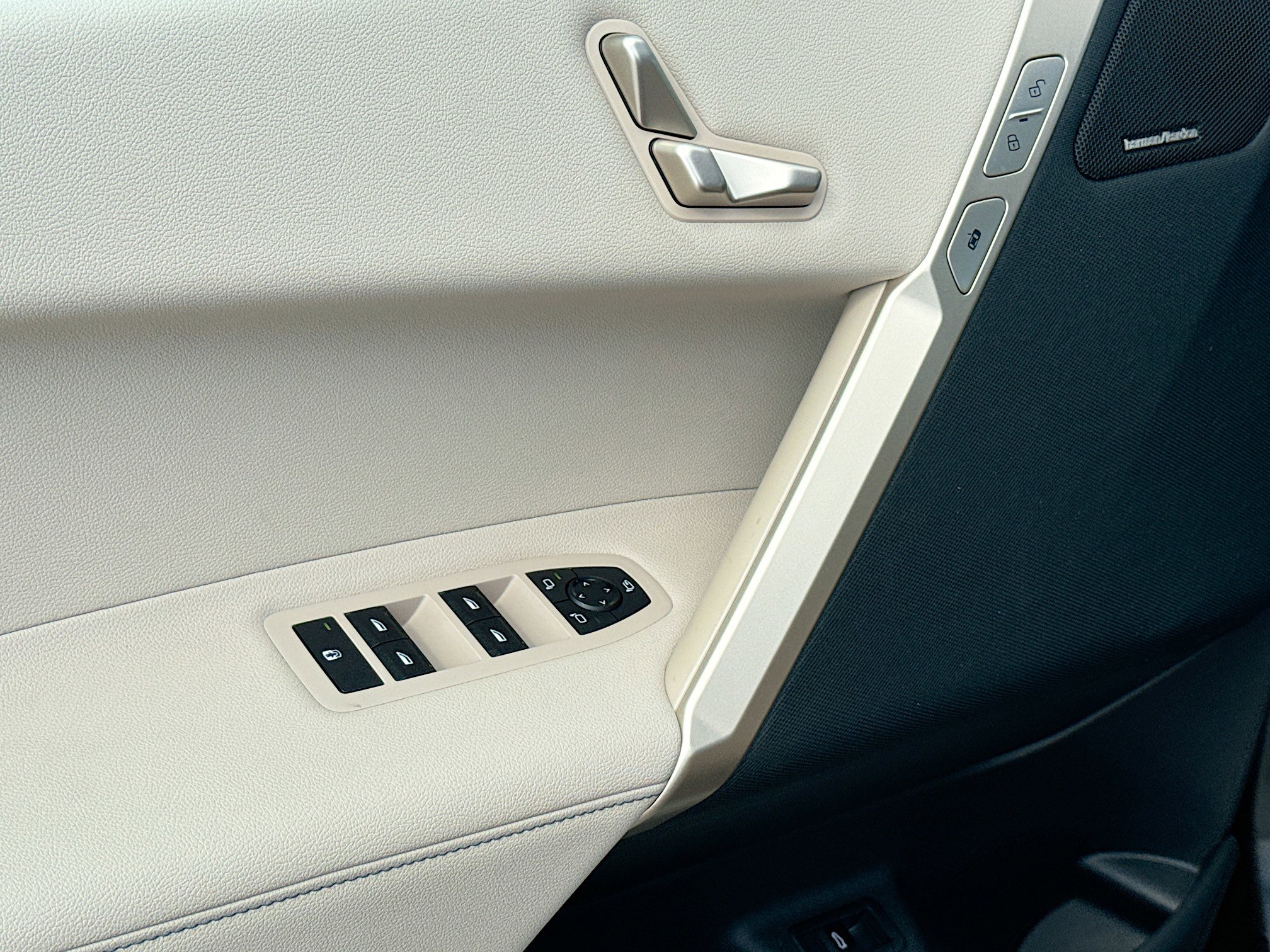 New 2025 BMW iX xDrive50 image 18