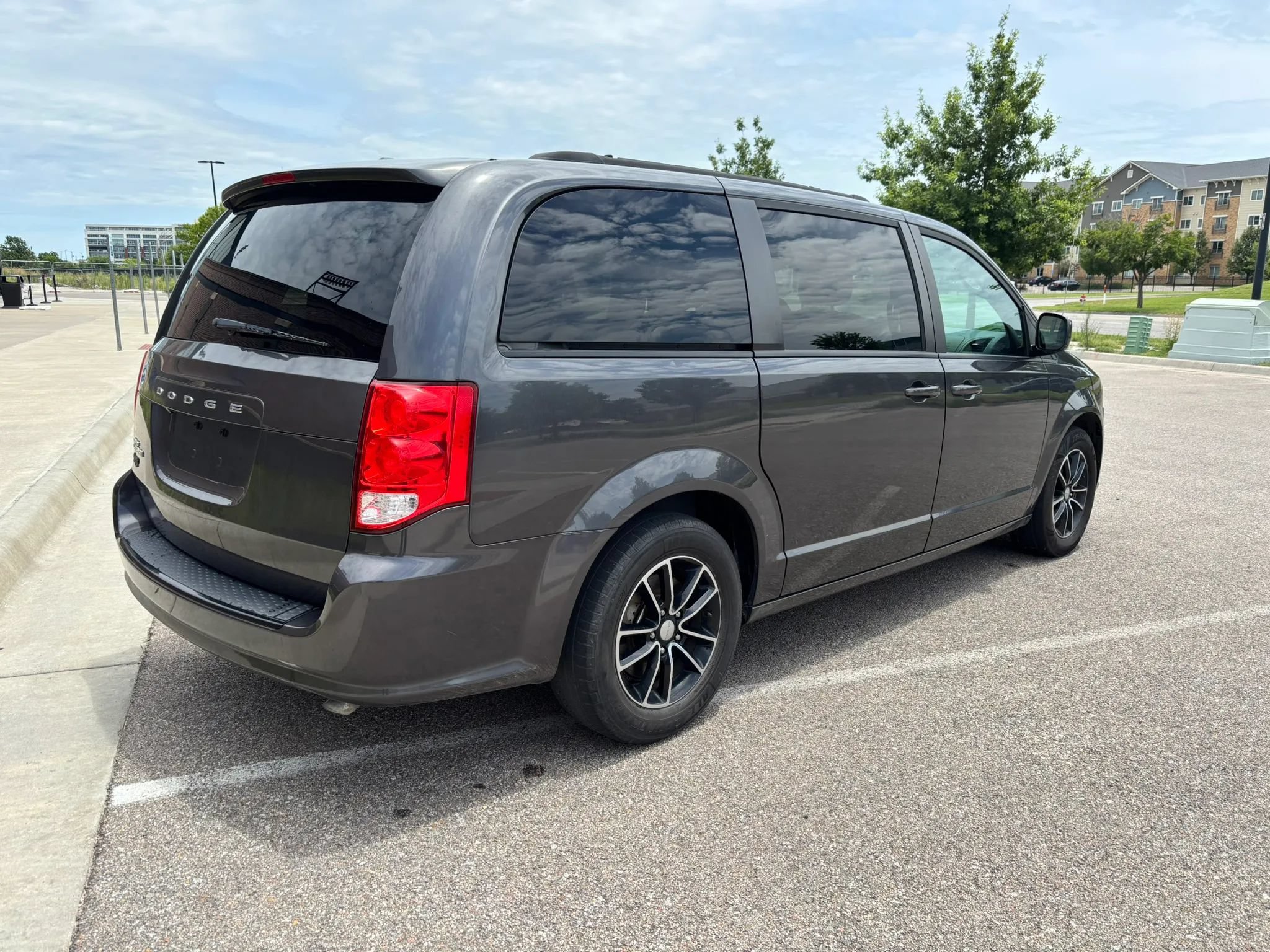 Used 2018 Dodge Grand Caravan SXT w/ Blacktop Package FWD image 7