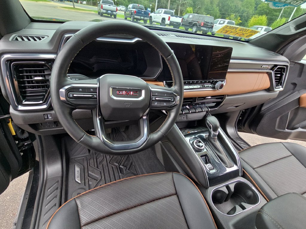 Used 2024 GMC Canyon AT4 w/ AT4 Premium Package AWD/4WD image 18