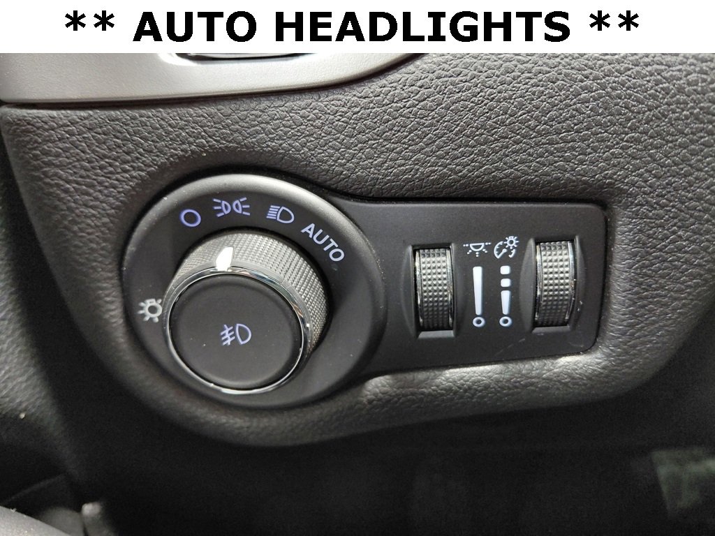 Used 2018 Jeep Cherokee Latitude Plus w/ Cold Weather Group image 13