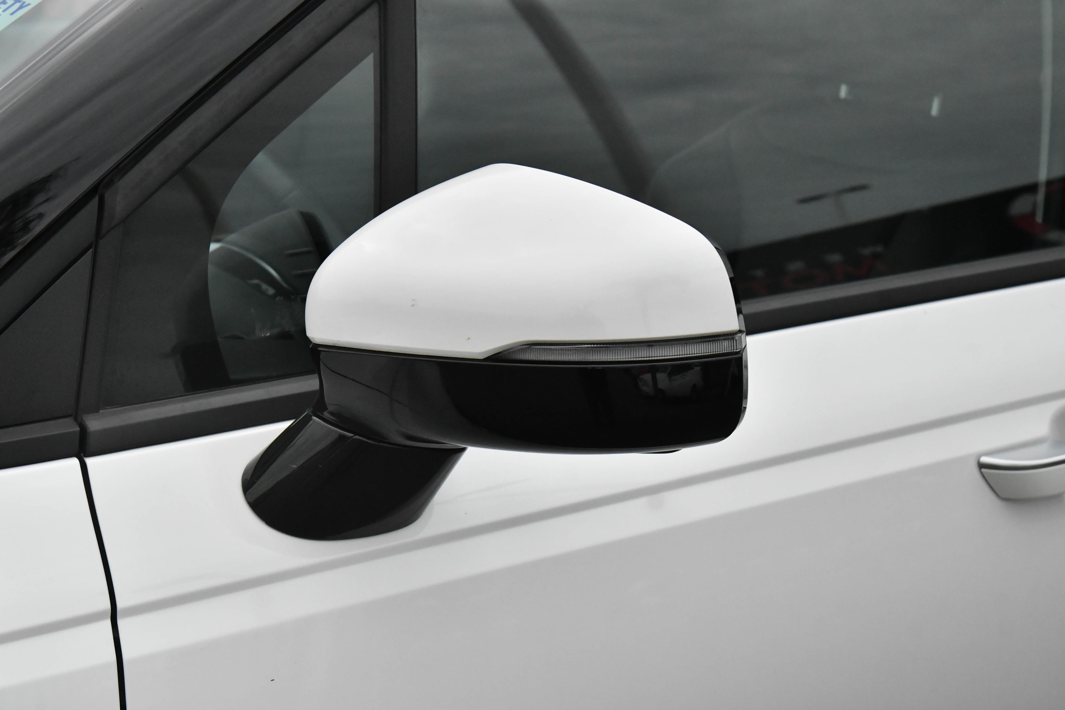 Used 2024 Kia Carnival LX image 13