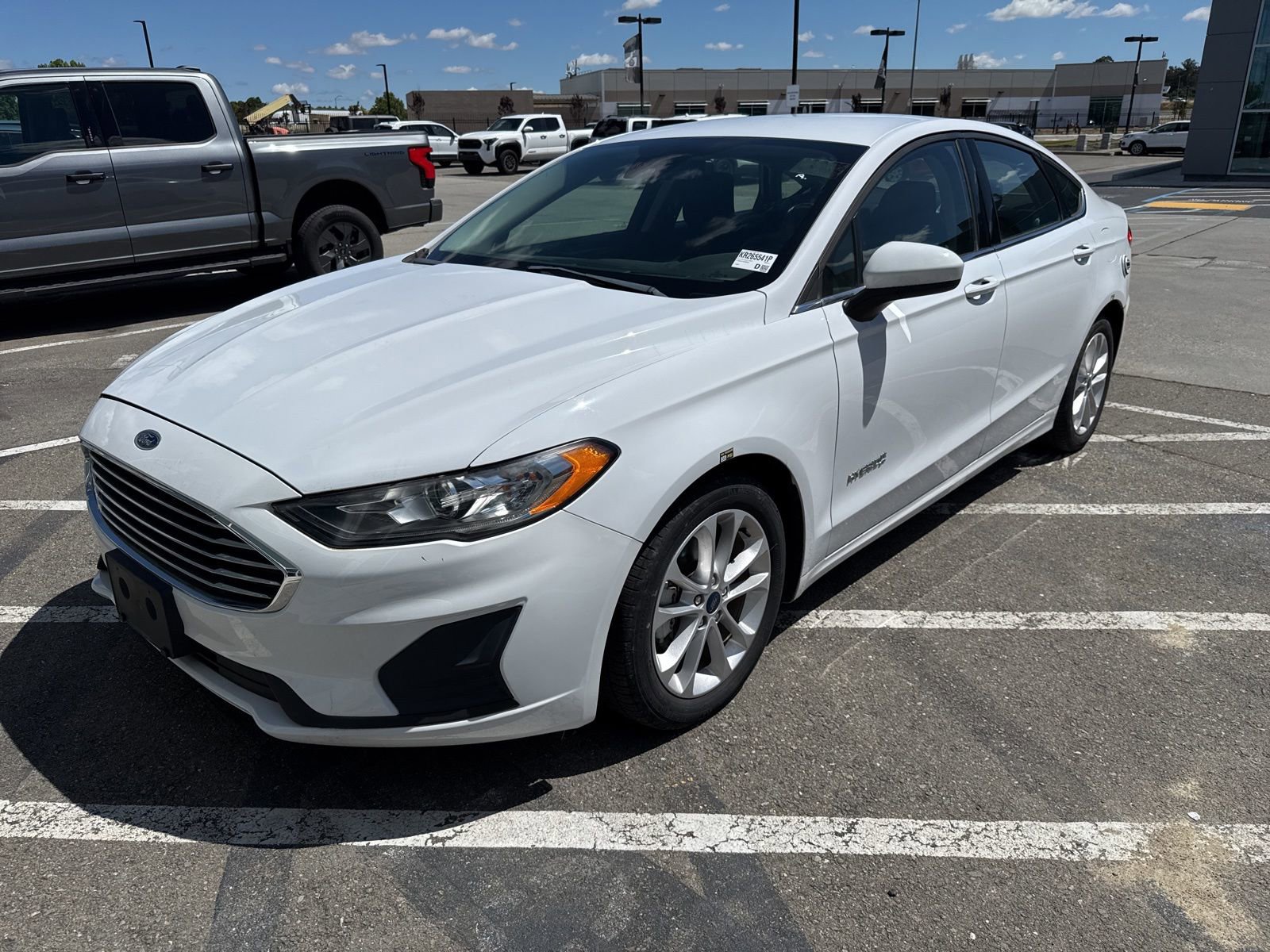 Used 2019 Ford Fusion SE FWD image 2