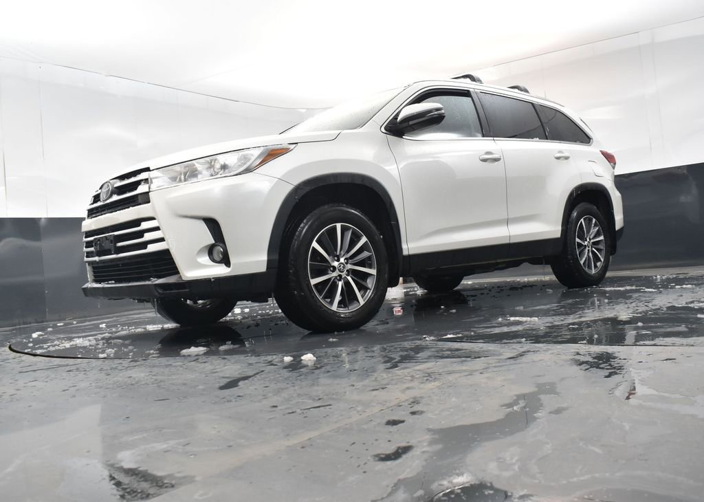 Used 2019 Toyota Highlander XLE image 24