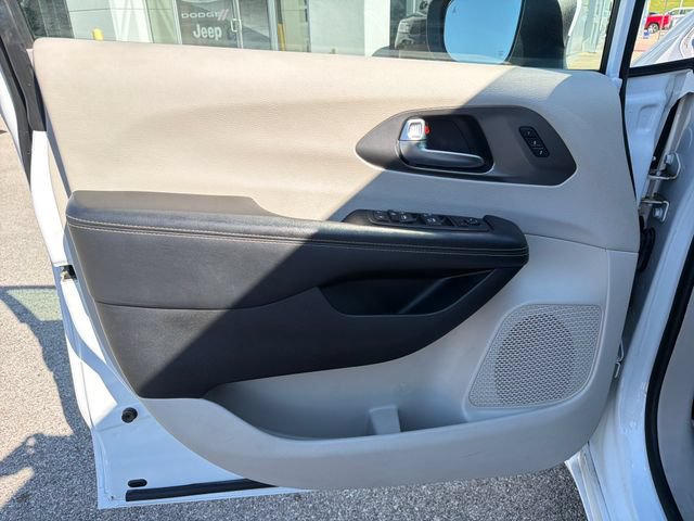 Used 2023 Chrysler Pacifica Touring-L FWD image 9