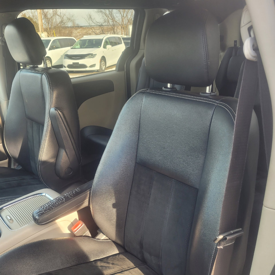 Used 2017 Dodge Grand Caravan SXT image 12