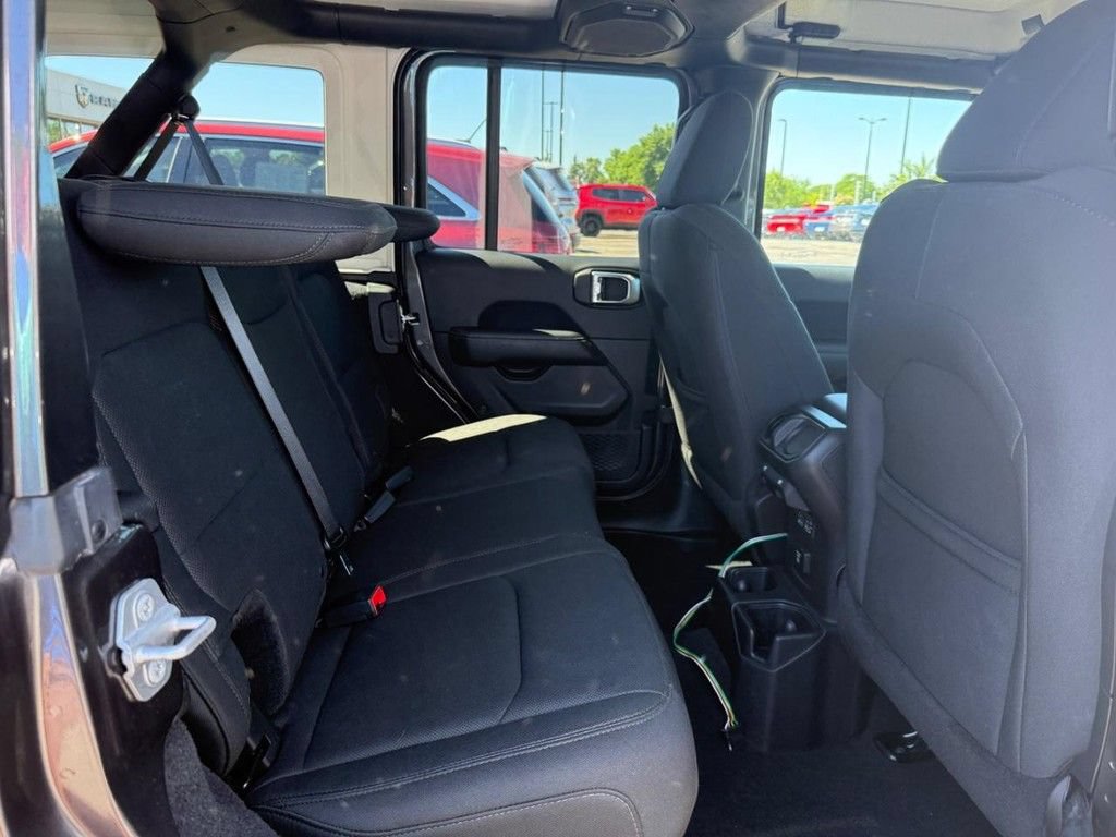 Used 2018 Jeep Wrangler Unlimited Sahara w/ Dual Top Group AWD/4WD image 5