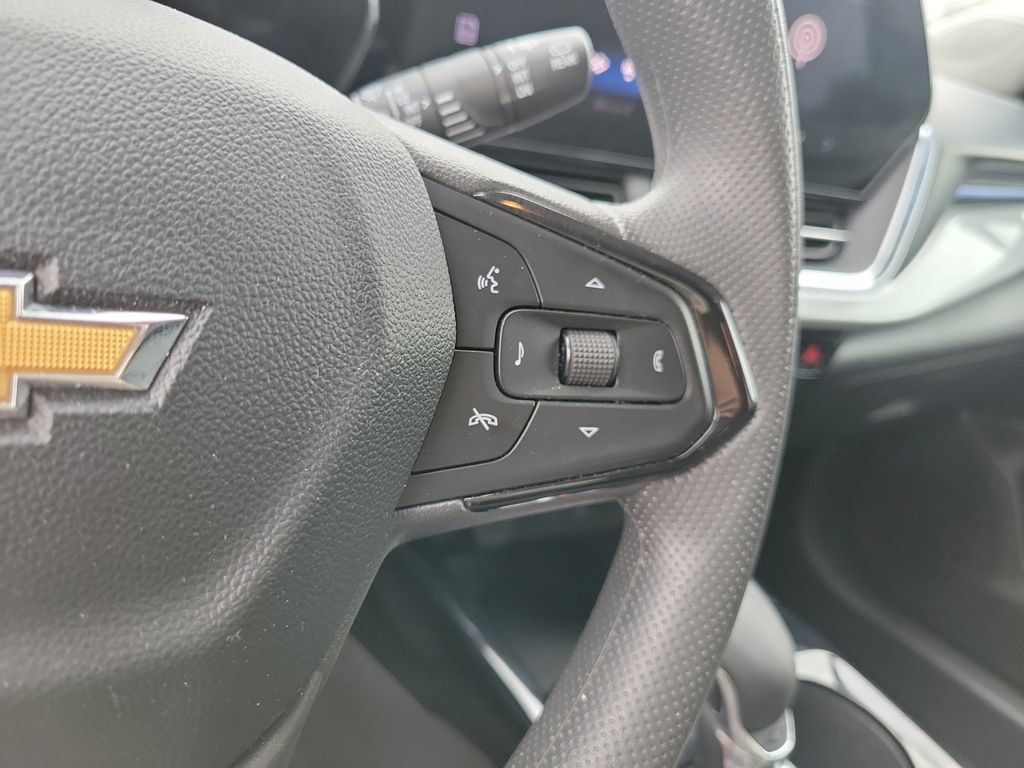 Used 2025 Chevrolet Trax LT FWD image 27