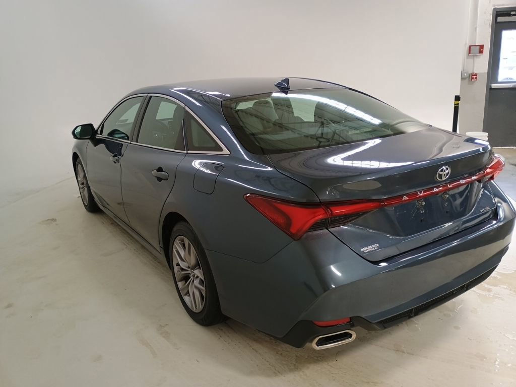 Used 2019 Toyota Avalon XLE w/ Moonroof Package image 9