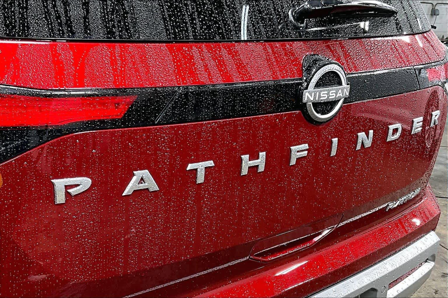 Used 2025 Nissan Pathfinder Platinum FWD image 31